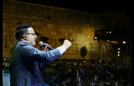 Yaakov Shwekey at the Western Wall on Jerusalem Day